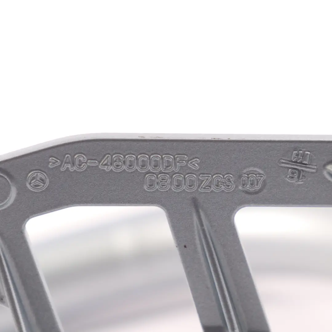 Bisagra trasera derecha del maletero Diamond Silver Metallic - 988 para Mercedes W205 con número de pieza A2057500428 Mercedes W205 Bisagra trasera derecha del maletero Diamond Silver Metallic - 988 - SKU A2057500428-DSI - Número de pieza A2057500428