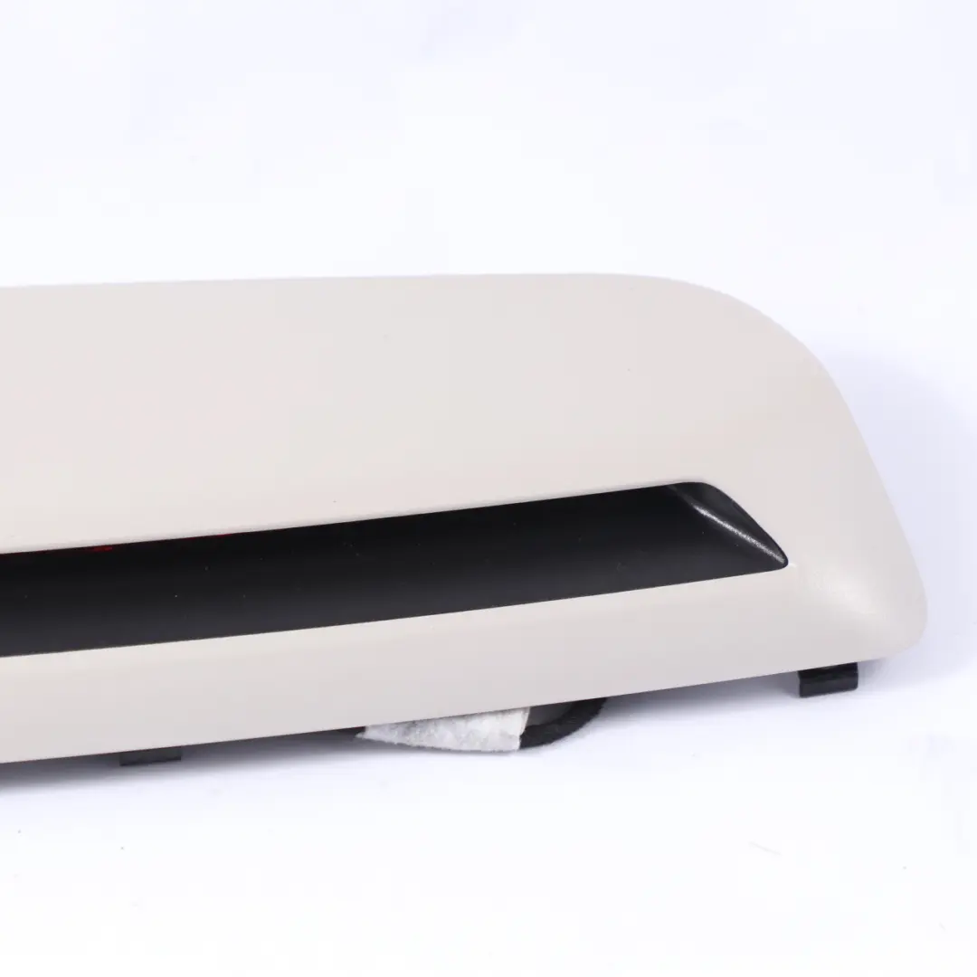 Tylne Dodatkowe Światło Stopu Osłona Szara do Mercedes W205 Sedan o numerze A2058200260 Mercedes W205 Sedan Tylne Dodatkowe Światło Stopu Osłona Szara - SKU A2058200260-1 - Numer Części A2058200260