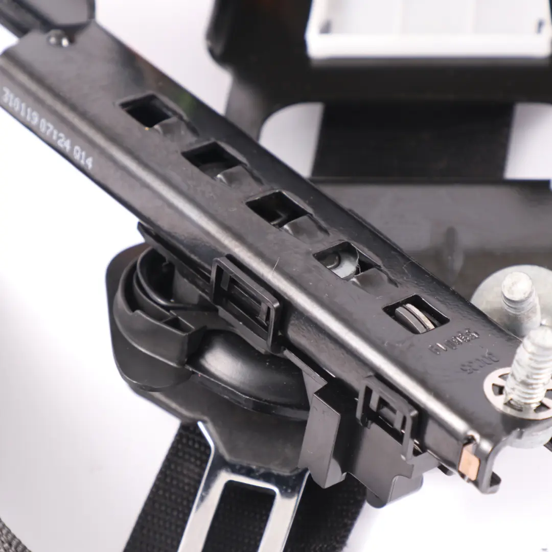 Ceinture sécurité supérieure avant gauche pour Mercedes W205 à propos du numéro de pièce A2058607700 Mercedes W205 Ceinture sécurité supérieure avant gauche - SKU A2058607700 - Numéro de pièce A2058607700