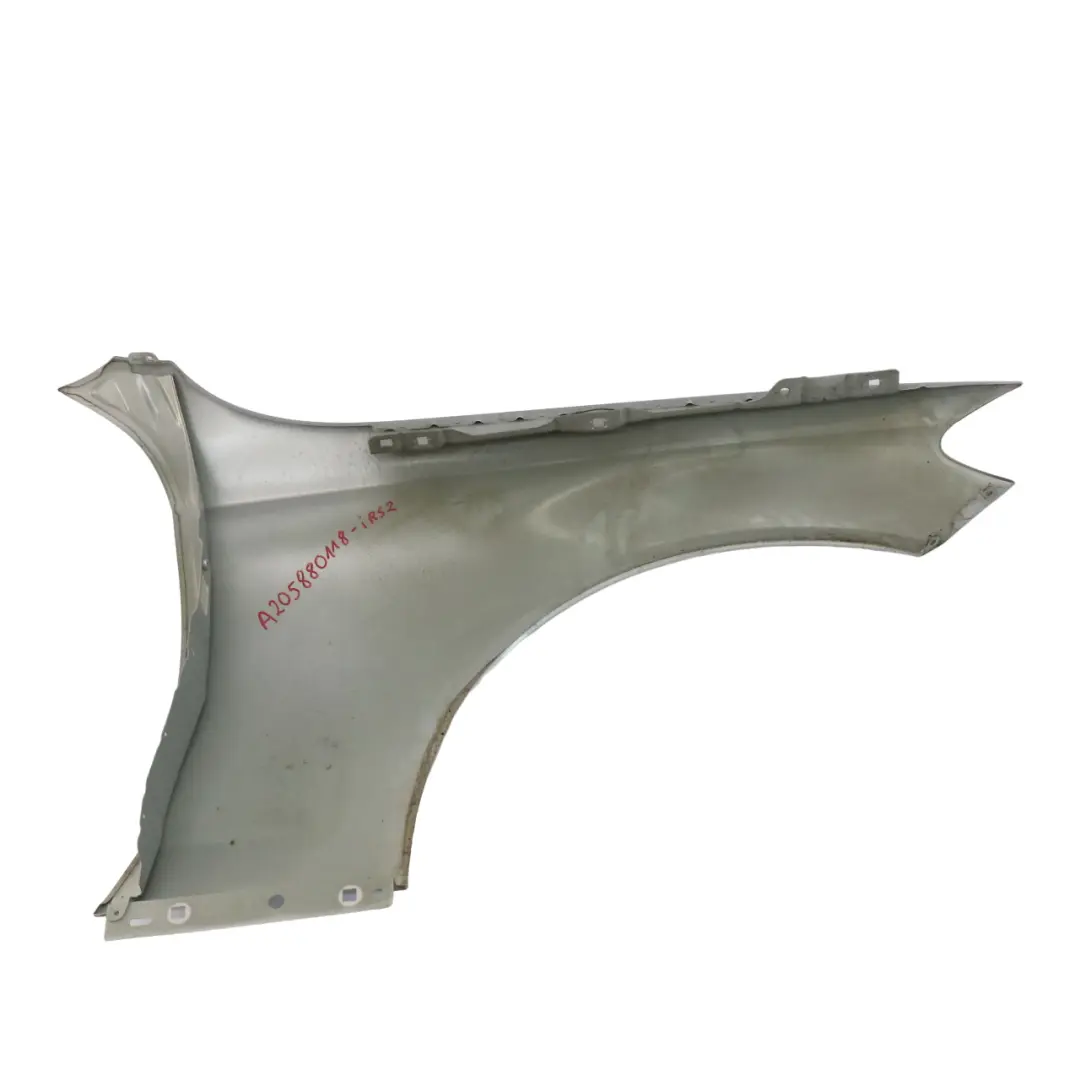 Panneau d'aile avant gauche Iridium Silver Metallic - 775 pour Mercedes W205 à propos du numéro de pièce A2058800118 Mercedes W205 Panneau d'aile avant gauche Iridium Silver Metallic - 775 - SKU A2058800118-IRS2 - Numéro de pièce A2058800118