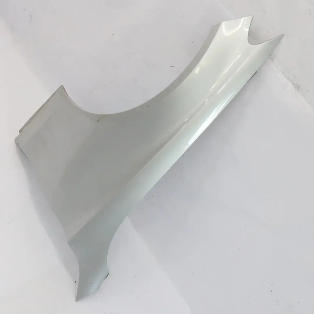 Panneau d'aile avant gauche Iridium Silver Metallic - 775 pour Mercedes W205 à propos du numéro de pièce A2058800118 Mercedes W205 Panneau d'aile avant gauche Iridium Silver Metallic - 775 - SKU A2058800118-IRS2 - Numéro de pièce A2058800118