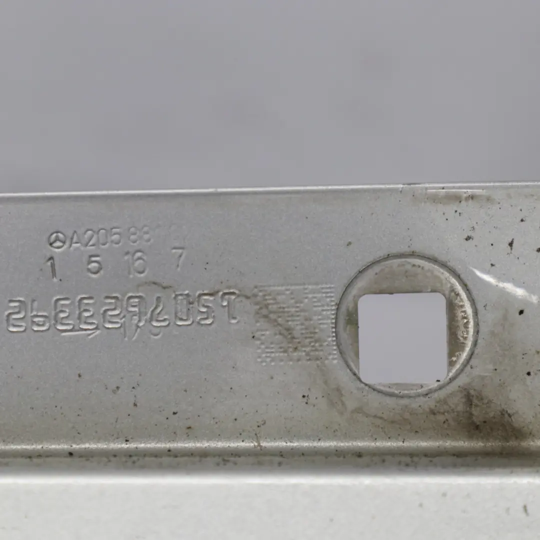 Delantero Derecho Side Fender Iridium Silver - 775 para Mercedes W205 con número de pieza A2058800218 Mercedes W205 Delantero Derecho Side Fender Iridium Silver - 775 - SKU A2058800218-IRS1 - Número de pieza A2058800218