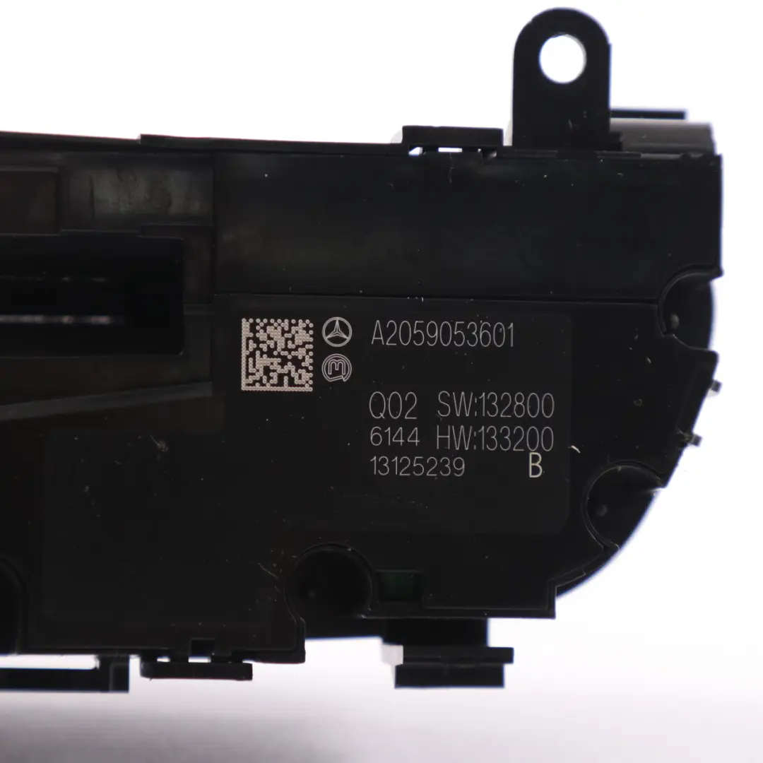 Interruptor Nav Radio Peligros Salpicadero Superior para Mercedes W205 con número de pieza A2059053601 Mercedes W205 Interruptor Nav Radio Peligros Salpicadero Superior - SKU A2059053601-1 - Número de pieza A2059053601
