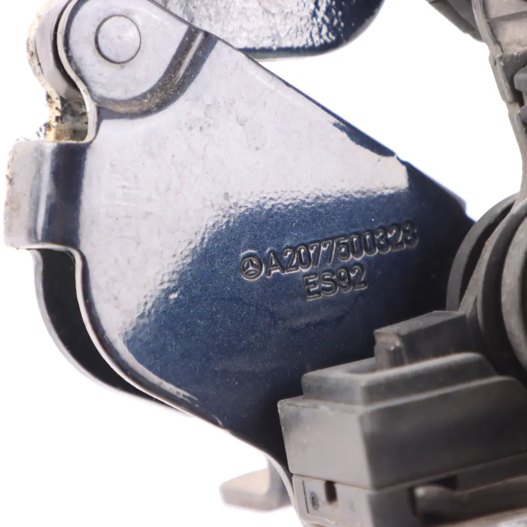 Bisagra tapa maletero Mercedes A207 Izquierda Cavansite Azul Metalizado - 890 para con número de pieza A2077500928 Bisagra tapa maletero Mercedes A207 Izquierda Cavansite Azul Metalizado - 890 - SKU A2077500928-CVB - Número de pieza A2077500928