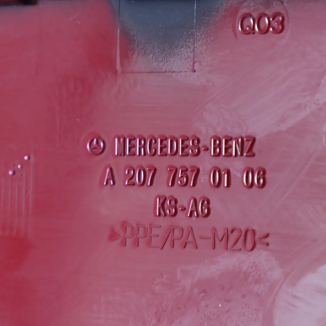 Coupé Coperchio sportello carburante Fire Opal Red 590 per Mercedes C207 con numero di parte A2077570106 Mercedes C207 Coupé Coperchio sportello carburante Fire Opal Red 590 - SKU A2077570106-FUP - Numero di parte A2077570106