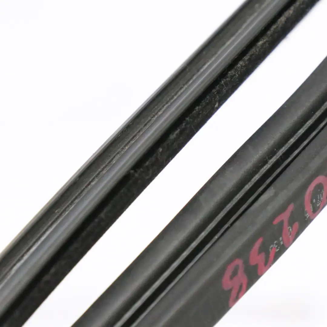 Guarnizione finestra Mercedes C209 posteriore destra striscia per con numero di parte A2096700238 Guarnizione finestra Mercedes C209 posteriore destra striscia - SKU A2096700238 - Numero di parte A2096700238