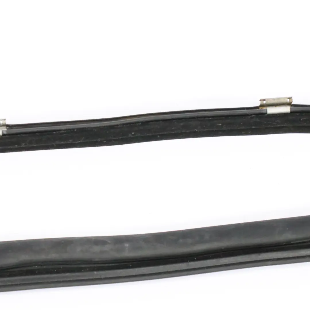 Guarnizione finestra Mercedes C209 posteriore destra striscia per con numero di parte A2096700238 Guarnizione finestra Mercedes C209 posteriore destra striscia - SKU A2096700238 - Numero di parte A2096700238