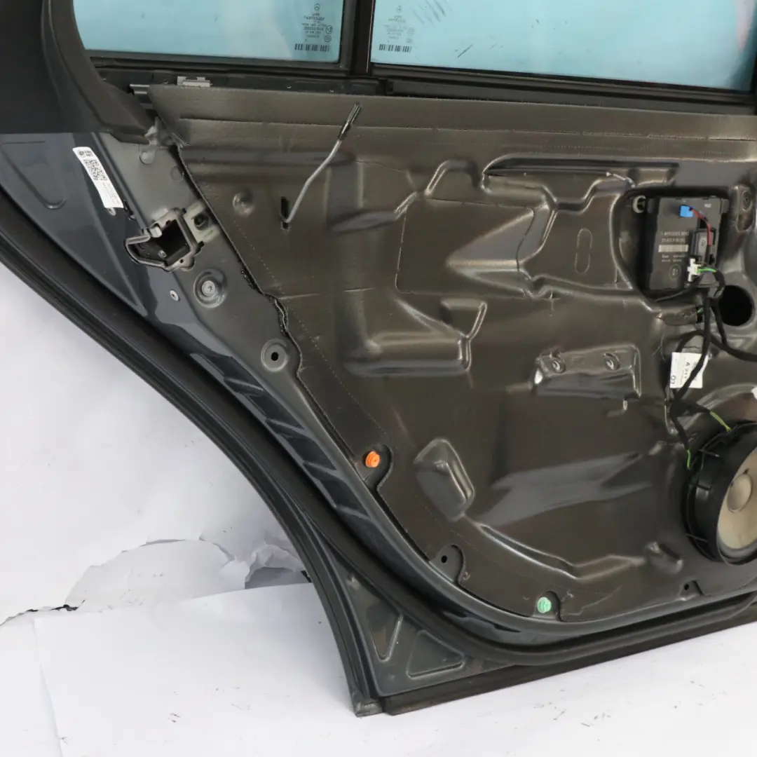 Puerta Trasera Izquierda Flint Grey Metallic - 368 para Mercedes W211 con número de pieza A2117300105 Mercedes W211 Puerta Trasera Izquierda Flint Grey Metallic - 368 - SKU A2117300105-FLG - Número de pieza A2117300105