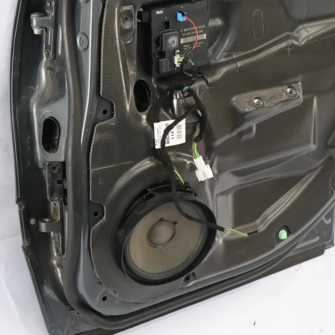 Puerta Trasera Derecha Flint Grey Metallic - 368 para Mercedes W211 con número de pieza A2117300205 Mercedes W211 Puerta Trasera Derecha Flint Grey Metallic - 368 - SKU A2117300205-FLG1 - Número de pieza A2117300205