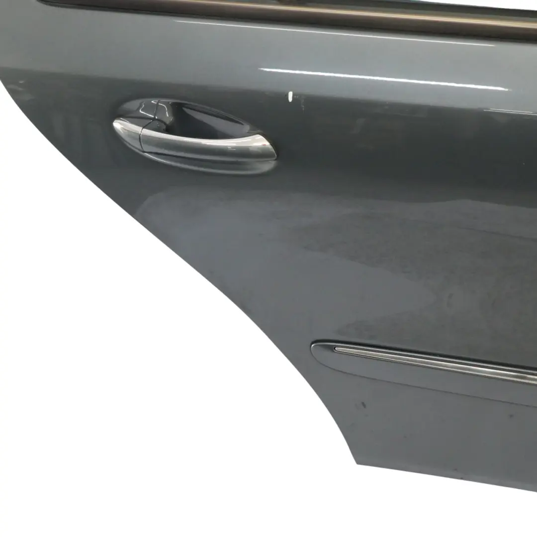Puerta Trasera Derecha Flint Grey Metallic - 368 para Mercedes W211 con número de pieza A2117300205 Mercedes W211 Puerta Trasera Derecha Flint Grey Metallic - 368 - SKU A2117300205-FLG1 - Número de pieza A2117300205