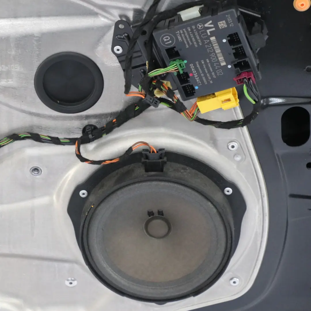 Porta Anteriore Sinistra Pannello di Copertura Obsidian Black 197 per Mercedes W212 con numero di parte A2127200105 Mercedes W212 Porta Anteriore Sinistra Pannello di Copertura Obsidian Black 197 - SKU A2127200105-OB1 - Numero di parte A2127200105