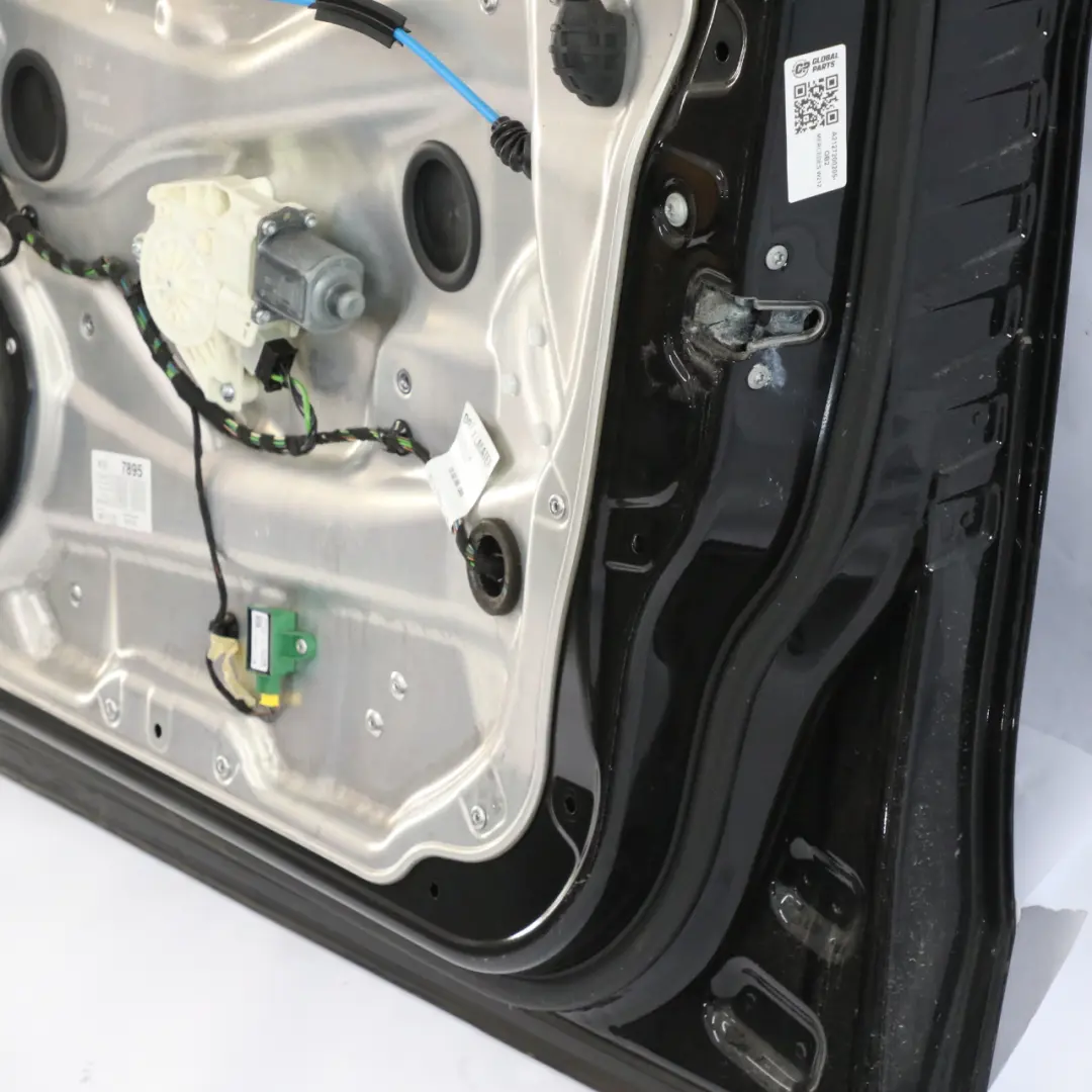 Puerta Delantera Derecha Tapa Panel Obsidian Black - 197 para Mercedes W212 con número de pieza A2127200205 Mercedes W212 Puerta Delantera Derecha Tapa Panel Obsidian Black - 197 - SKU A2127200205-OB2 - Número de pieza A2127200205