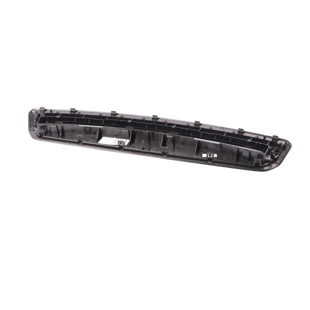 Cubierta Luz Freno Tercera Stop Trasera para Mercedes W213 con número de pieza A2136946900 Mercedes W213 Cubierta Luz Freno Tercera Stop Trasera - SKU A2136946900 - Número de pieza A2136946900