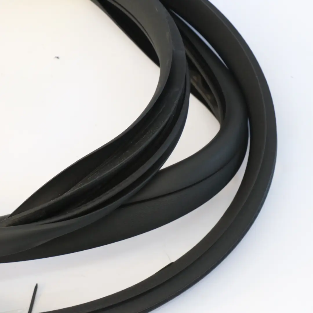 Guarnizione Paraspigoli Porta Anterior Sinistra Destra per Mercedes W213 con numero di parte A2136970900 Mercedes W213 Guarnizione Paraspigoli Porta Anterior Sinistra Destra - SKU A2136970900 - Numero di parte A2136970900