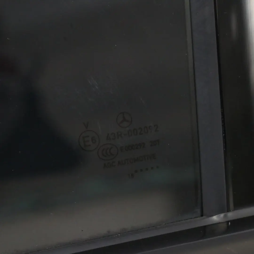 Porta posteriore sinistra Nero ossidiana metallizzato 197 per Mercedes W213 Berlina con numero di parte A2137300105 Mercedes W213 Berlina Porta posteriore sinistra Nero ossidiana metallizzato 197 - SKU A2137300105-OB2 - Numero di parte A2137300105