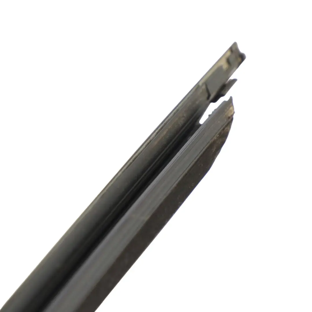 Striscia rivestimento finestrino posteriore sinistro per Mercedes W213 con numero di parte A2137300124 Mercedes W213 Striscia rivestimento finestrino posteriore sinistro - SKU A2137300124-1 - Numero di parte A2137300124