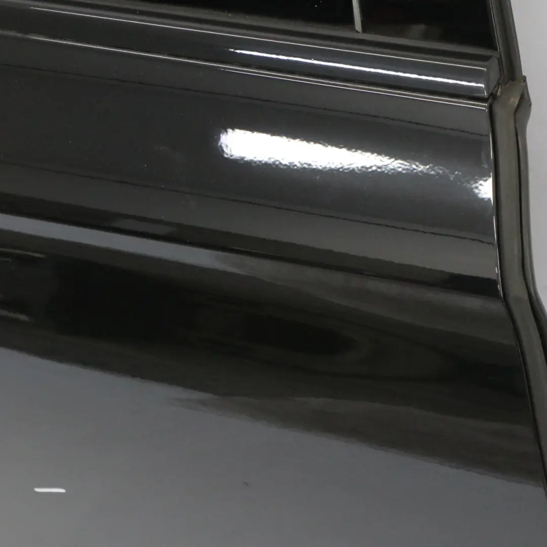 Porta posteriore destra Obsidian Black Metallic - 197 per Mercedes W213 Berlina con numero di parte A2137300205 Mercedes W213 Berlina Porta posteriore destra Obsidian Black Metallic - 197 - SKU A2137300205-OB1 - Numero di parte A2137300205