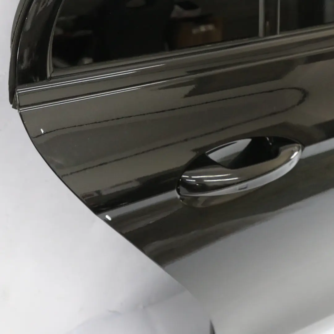 Tür hinten rechts Obsidianschwarz Metallic - 197 für Mercedes W213 Limousine mit Teilenummer A2137300205 Mercedes W213 Limousine Tür hinten rechts Obsidianschwarz Metallic - 197 - SKU A2137300205-OB1 - Teilenummer A2137300205
