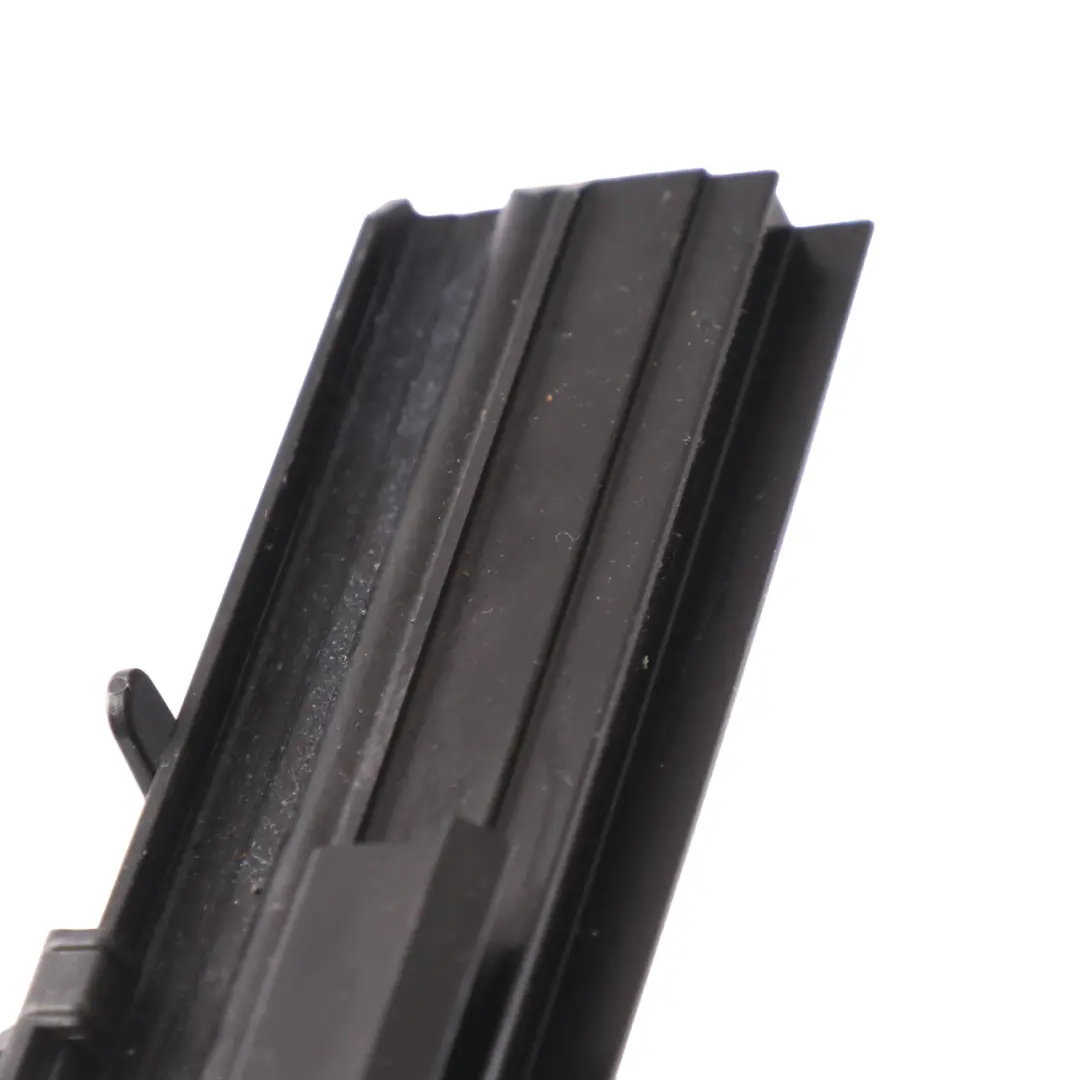 Tetto scorrevole Striscia guida copertura sinistra per Mercedes W213 con numero di parte A2137810000 Mercedes W213 Tetto scorrevole Striscia guida copertura sinistra - SKU A2137810000 - Numero di parte A2137810000