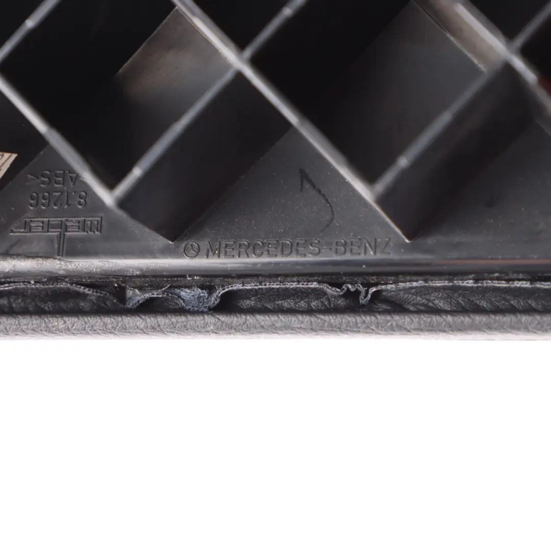 Apoyabrazos Trasero Cuarto Puerta Tarjeta Derecha Panel Cuero para Mercedes W221 con número de pieza A2217302294 Mercedes W221 Apoyabrazos Trasero Cuarto Puerta Tarjeta Derecha Panel Cuero - SKU A2217302294 - Número de pieza A2217302294