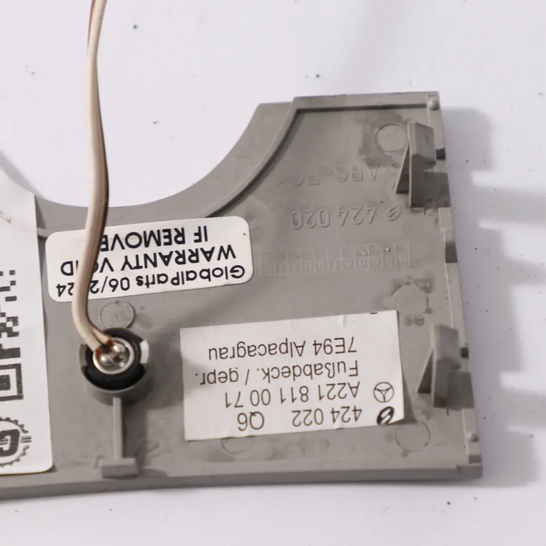 Osłona Panelu Oświetlenia Podsufitki Szara do Mercedes W221 o numerze A2218110071 Mercedes W221 Osłona Panelu Oświetlenia Podsufitki Szara - SKU A2218110071-1 - Numer Części A2218110071