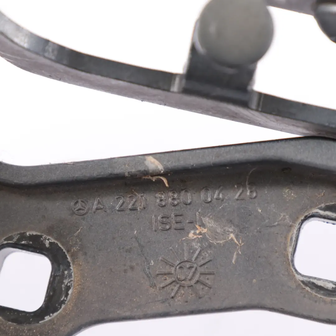 Cofano Cerniera destra del cofano Flint Grey Metallic - 368 per Mercedes W221 con numero di parte A2218800428 Mercedes W221 Cofano Cerniera destra del cofano Flint Grey Metallic - 368 - SKU A2218800428-FLG - Numero di parte A2218800428