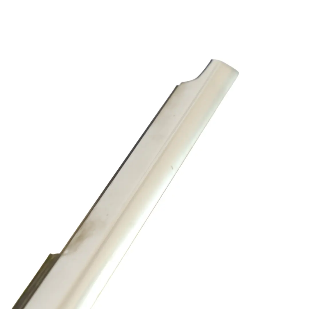 Burlete Ventana Puerta Delantera Izquierda Cromado para Mercedes H243 con número de pieza A2477253901 Mercedes H243 Burlete Ventana Puerta Delantera Izquierda Cromado - SKU A2477253901 - Número de pieza A2477253901