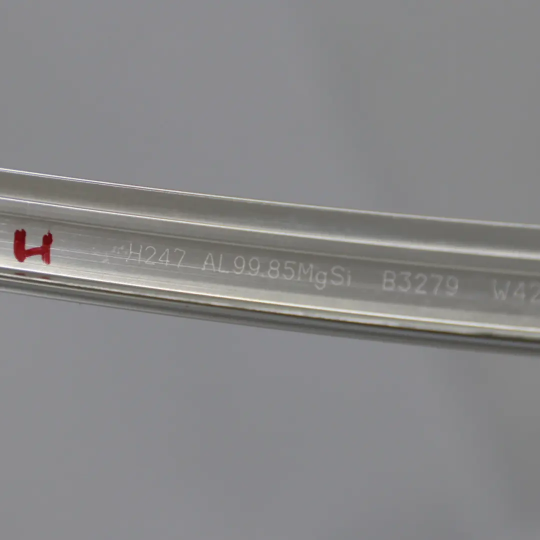 Finestrino Striscia Modanatura Porta Anteriore Destra per Mercedes H243 con numero di parte A2477254400 Mercedes H243 Finestrino Striscia Modanatura Porta Anteriore Destra - SKU A2477254400 - Numero di parte A2477254400