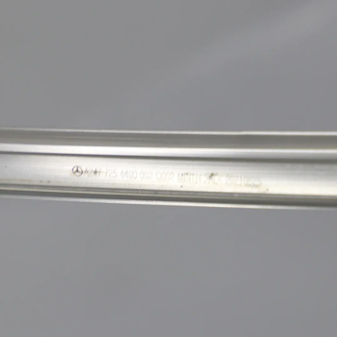 Finestrino Striscia Modanatura Porta Anteriore Destra per Mercedes H243 con numero di parte A2477254400 Mercedes H243 Finestrino Striscia Modanatura Porta Anteriore Destra - SKU A2477254400 - Numero di parte A2477254400