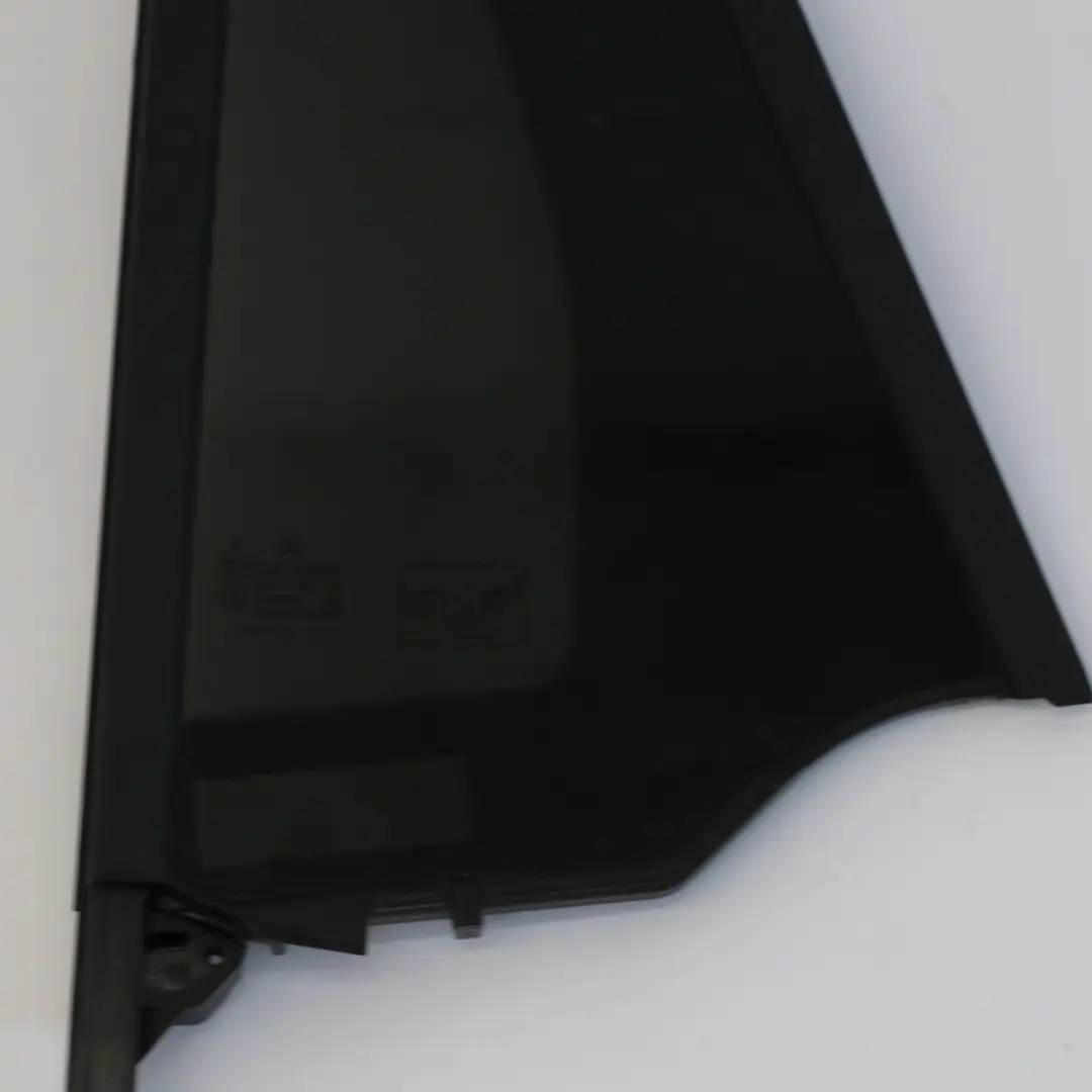 Cristal Lateral Fijo Puerta Trasera Izquierda Tintado para Mercedes H243 con número de pieza A2477301702 Mercedes H243 Cristal Lateral Fijo Puerta Trasera Izquierda Tintado - SKU A2477301702 - Número de pieza A2477301702