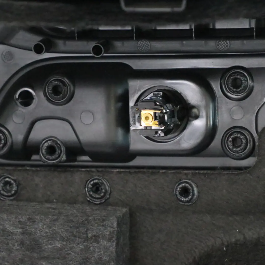 Boczek Bagażnika Lewy Czarny do Mercedes GLC X253 o numerze A2536908903 Mercedes GLC X253 Boczek Bagażnika Lewy Czarny - SKU A2536908903 - Numer Części A2536908903