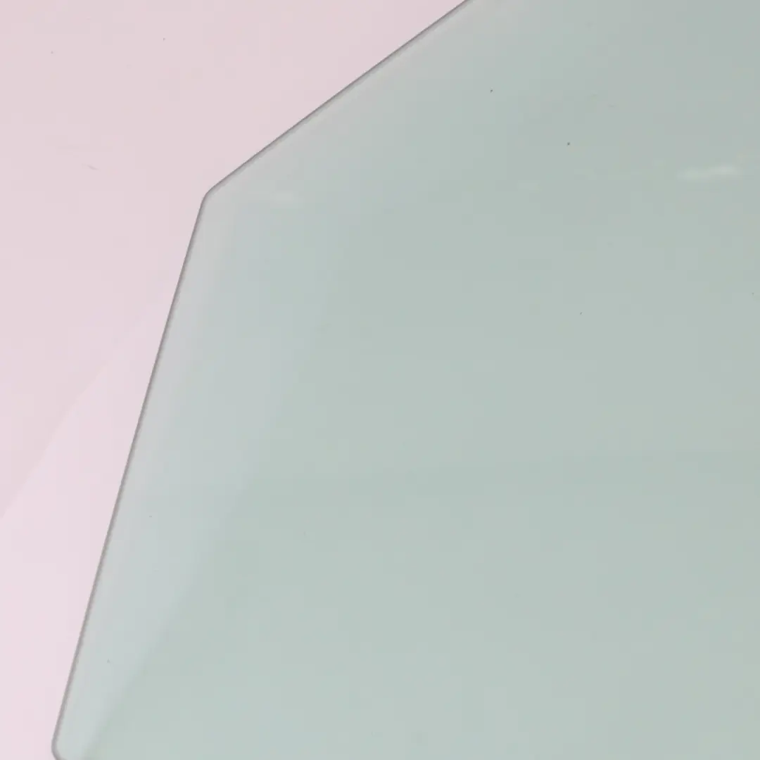 Szyba Boczna Drzwi Lewy Przód do Mercedes GLC X253 o numerze A2537256700 Mercedes GLC X253 Szyba Boczna Drzwi Lewy Przód - SKU A2537256700 - Numer Części A2537256700