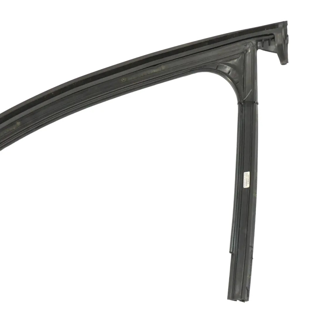 Guida del finestrino Guida del telaio anteriore destro per Mercedes C253 con numero di parte A2537259600 Mercedes C253 Guida del finestrino Guida del telaio anteriore destro - SKU A2537259600 - Numero di parte A2537259600