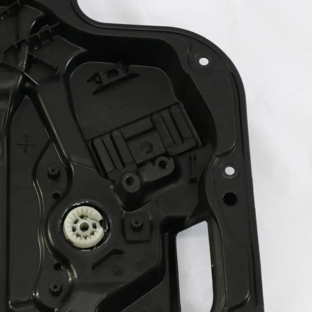 Mercedes GLC C253 Placa soporte elevalunas trasero izquierdo - SKU A2537308102 - Número de pieza A2537308102