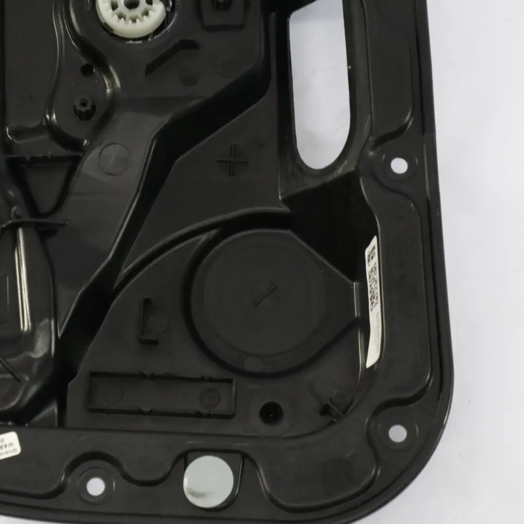 Mercedes GLC C253 Placa soporte elevalunas trasero izquierdo - SKU A2537308102 - Número de pieza A2537308102