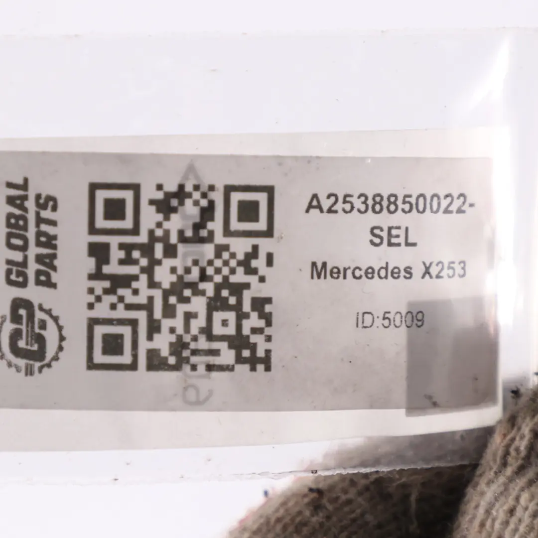 Pare chocs Capuchon crochet avant de remorquage Gris sélénite pour Mercedes X253 à propos du numéro de pièce A2538850022 Mercedes X253 Pare chocs Capuchon crochet avant de remorquage Gris sélénite - SKU A2538850022-SEL - Numéro de pièce A2538850022