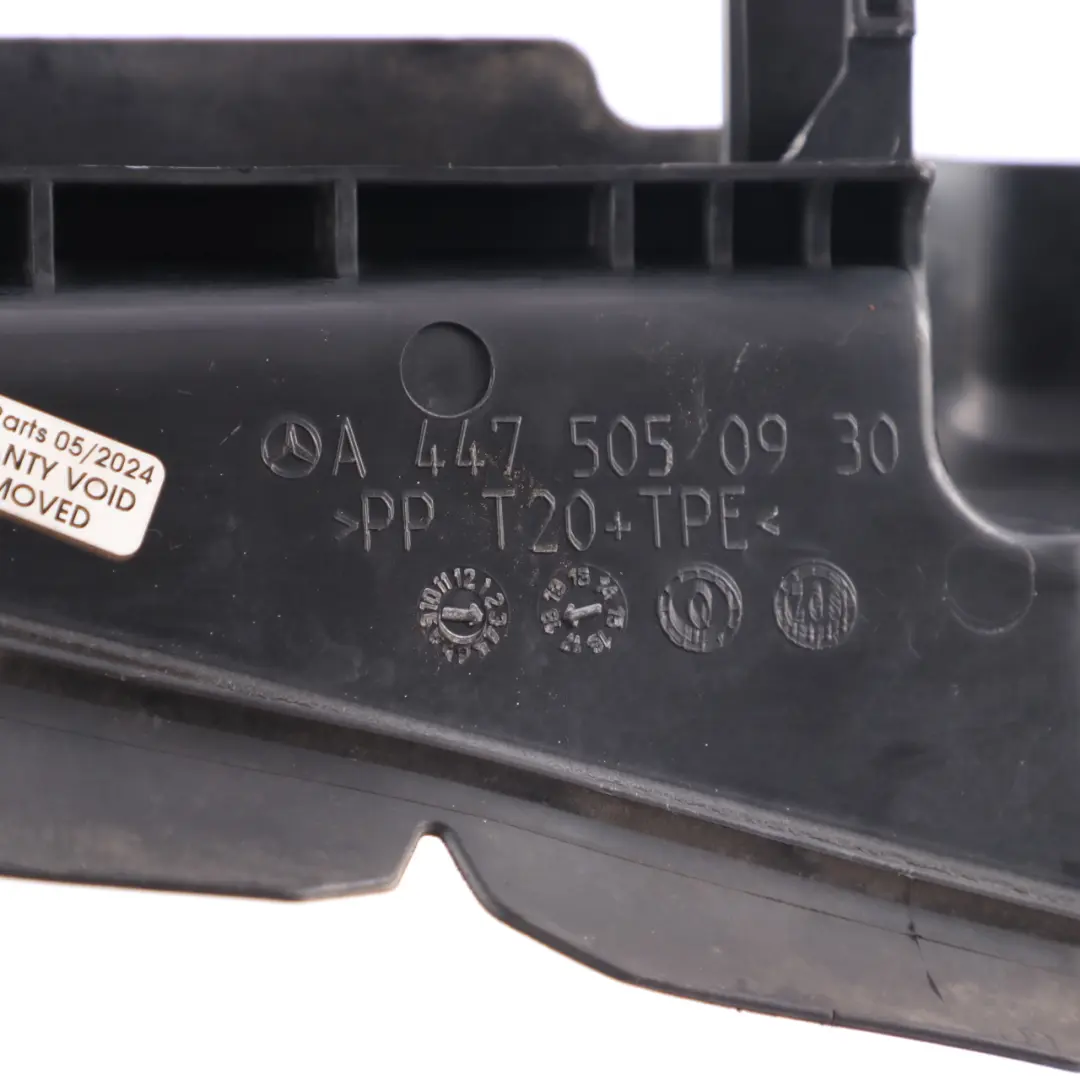 Deflettore Aria Staffa Montaggio Sinistra per Mercedes W447 con numero di parte A4475050930 Mercedes W447 Deflettore Aria Staffa Montaggio Sinistra - SKU A4475050930 - Numero di parte A4475050930