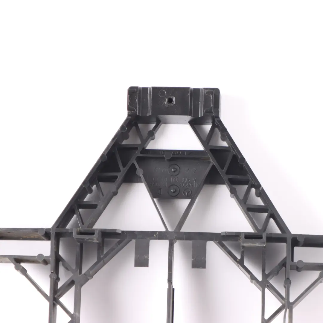 Support pour refroidisseur d'huile pour Mercedes W906 à propos du numéro de pièce A9065010420 Mercedes W906 Support pour refroidisseur d'huile - SKU A9065010420 - Numéro de pièce A9065010420