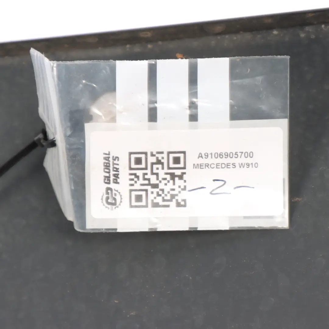 Zierleiste Abdeck platte links für Mercedes W910 mit Teilenummer A9106905700 Mercedes W910 Zierleiste Abdeck platte links - SKU A9106905700 - Teilenummer A9106905700