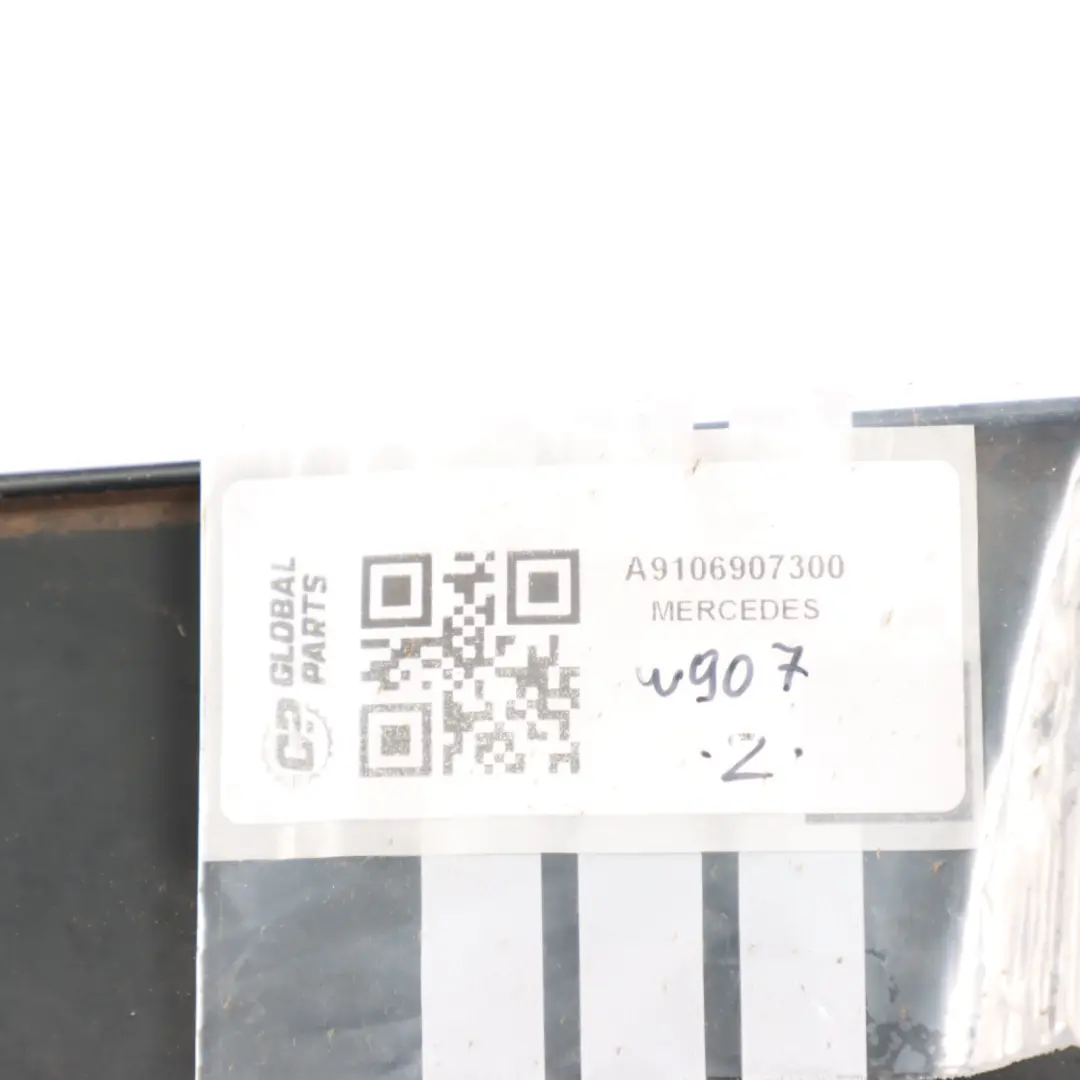 W907 posteriore destro Striscia pannello copertura Trim per Mercedes con numero di parte A9106907300 Mercedes W907 posteriore destro Striscia pannello copertura Trim - SKU A9106907300 - Numero di parte A9106907300