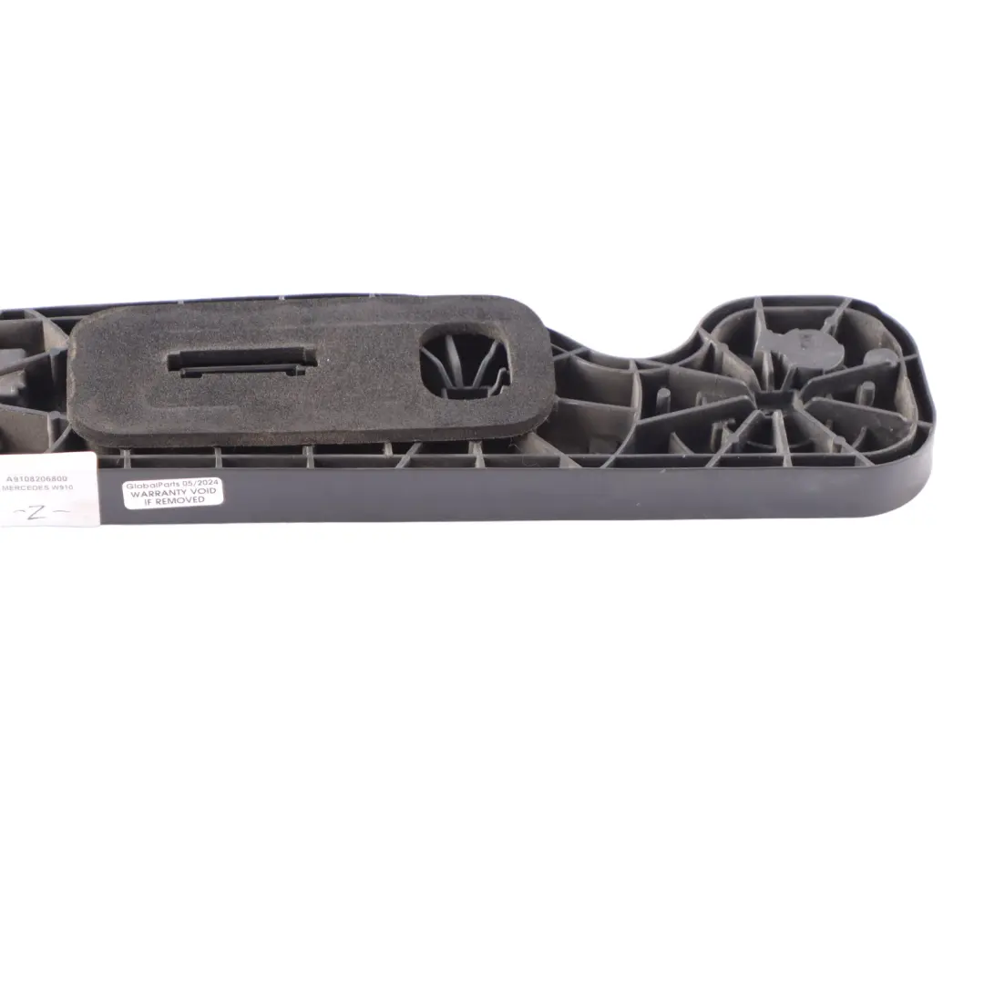 Portalampada Mercedes W907 W910 Presa lampada posteriore sinistra per con numero di parte A9108206800 Portalampada Mercedes W907 W910 Presa lampada posteriore sinistra - SKU A9108206800 - Numero di parte A9108206800