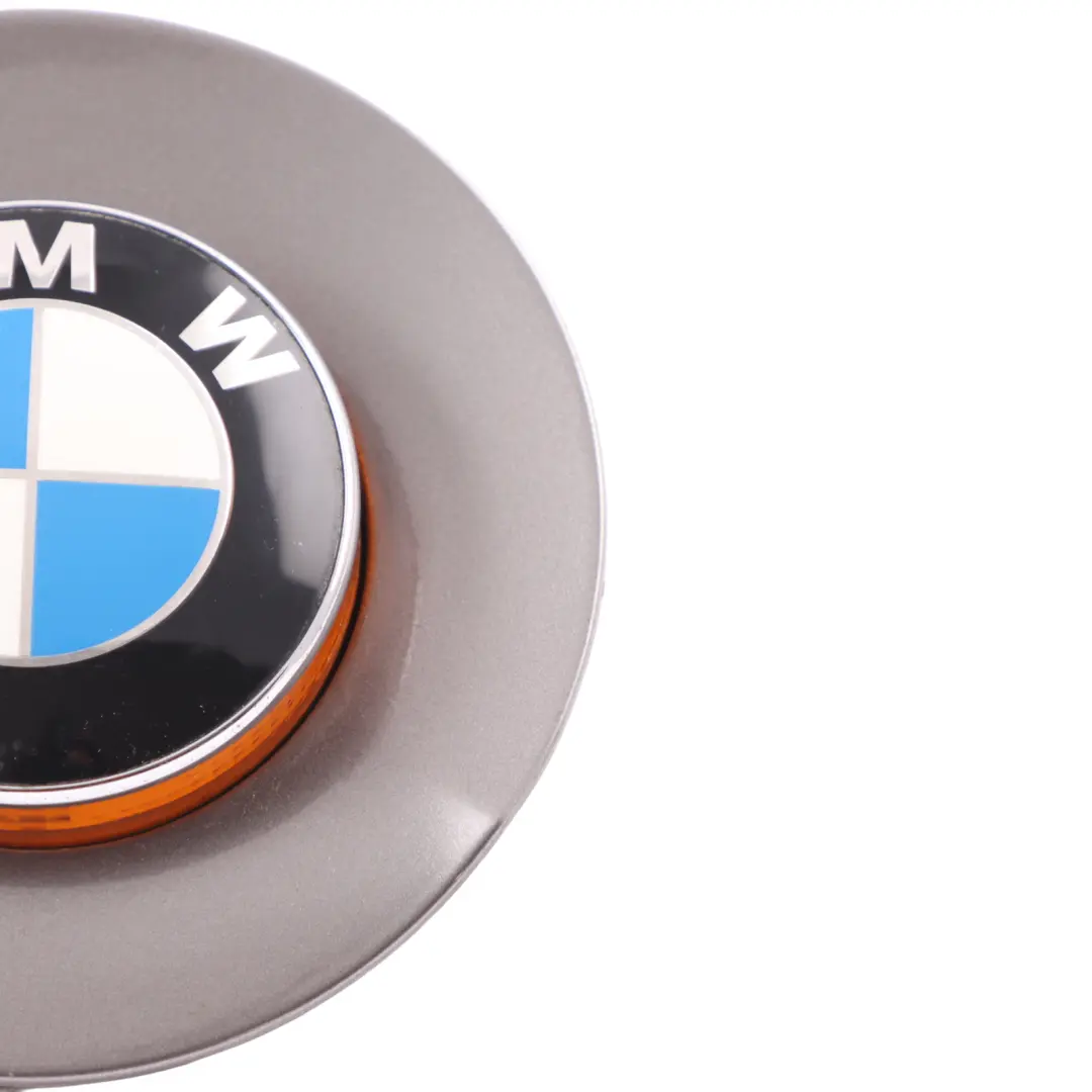 Abdeckung Blinkerwiederholer Emblem rechts Sterling Grau - 472 für BMW Z4 E85 mit Teilenummer P0030962 BMW Z4 E85 Abdeckung Blinkerwiederholer Emblem rechts Sterling Grau - 472 - SKU P0030962-STG - Teilenummer P0030962