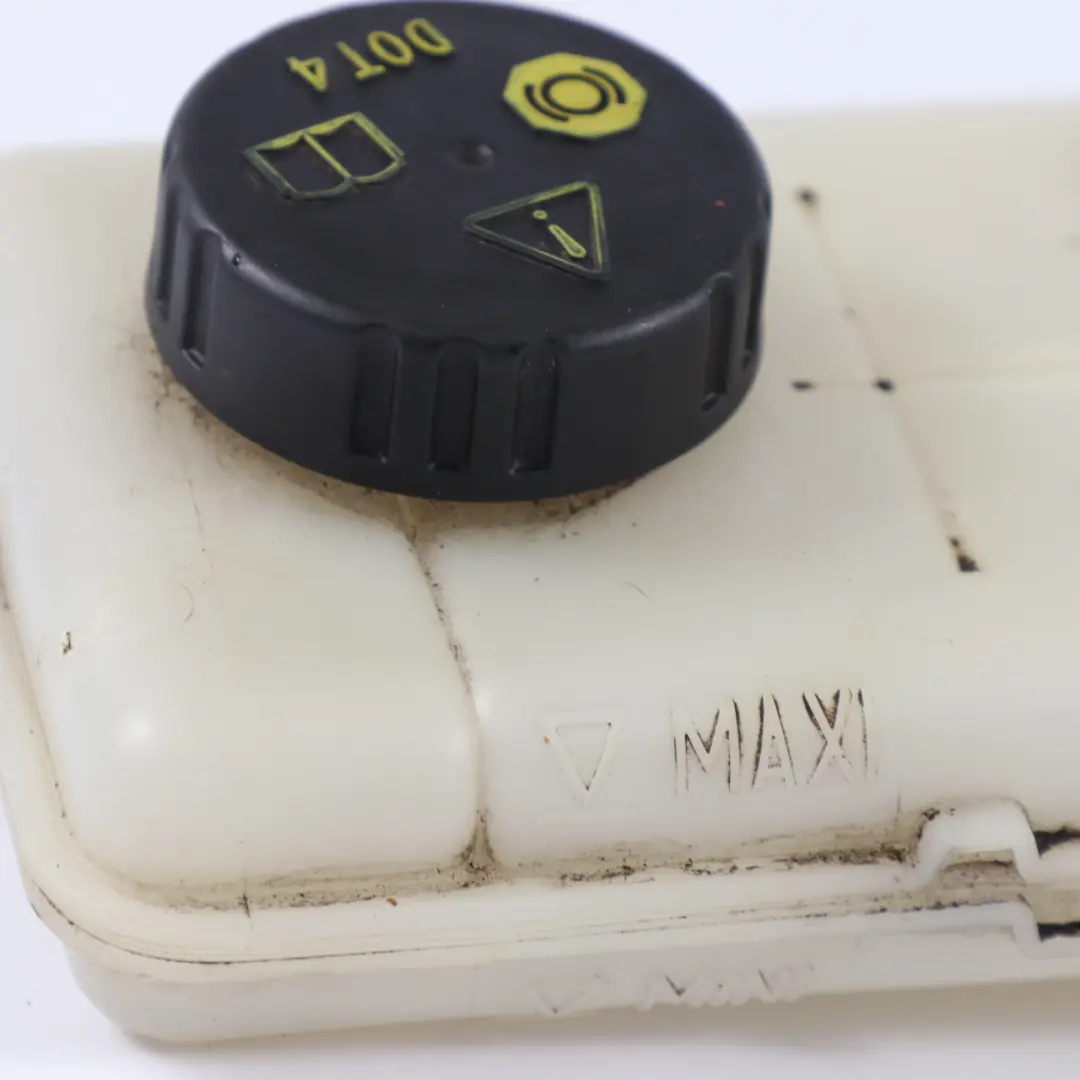 Brake Fluid Reservoir Tank to Renault Trafic 3 with Part number 460913647R Renault Trafic 3 Brake Fluid Reservoir Tank - SKU rhd-460913647R - Part number 460913647R