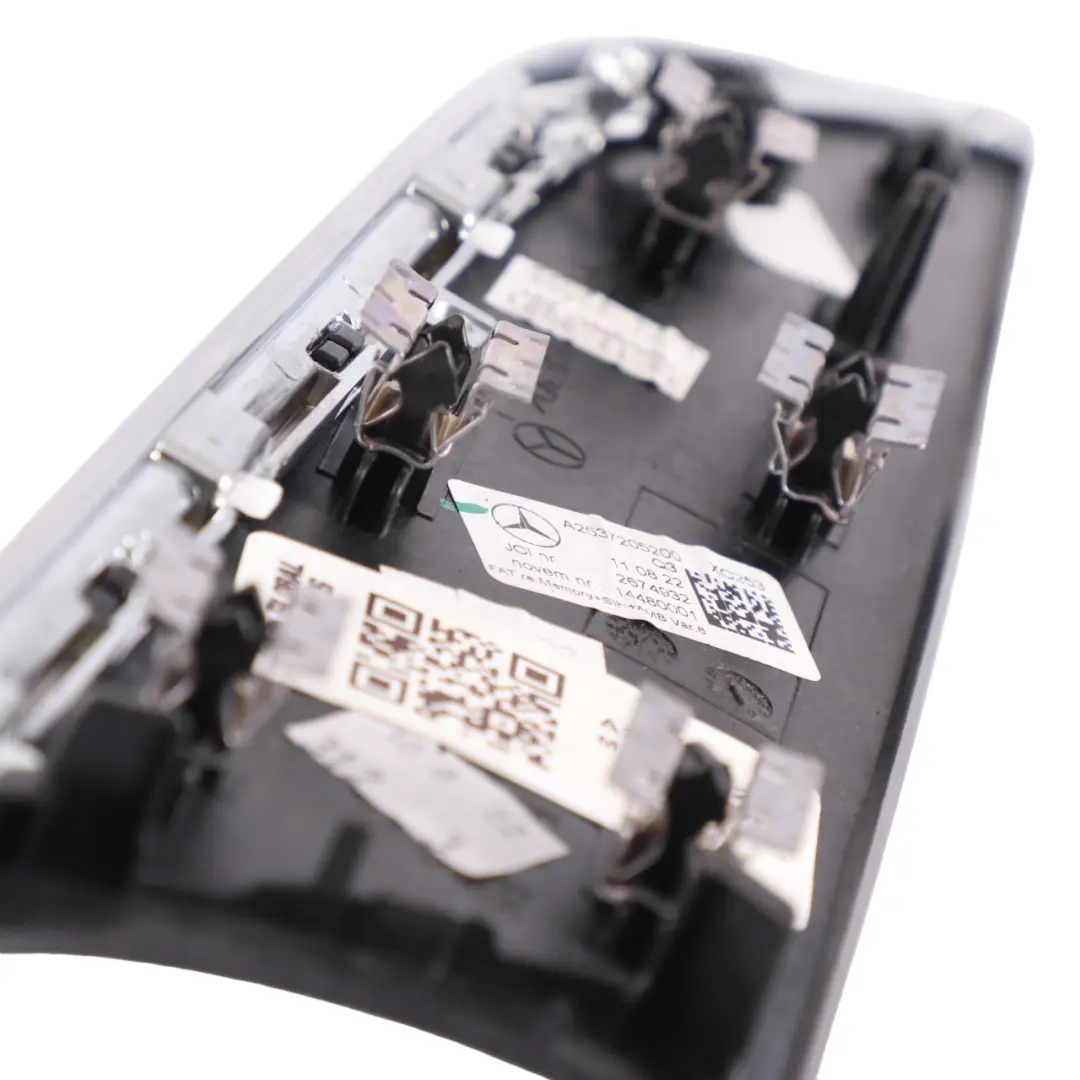 Molduras Interiores De La Puerta Delantera Derecha Del Mercedes W253 para con número de pieza A2537205200 Molduras Interiores De La Puerta Delantera Derecha Del Mercedes W253 - SKU A2537205200 - Número de pieza A2537205200