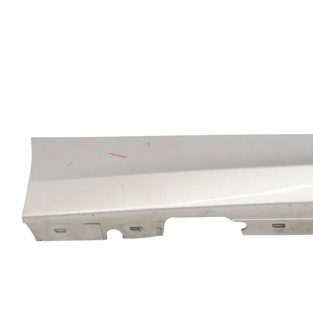 Striscia davanzale Gonna laterale destra Kaschmirsilber A72 per BMW E81 E88 con numero di parte 0036142 BMW E81 E88 Striscia davanzale Gonna laterale destra Kaschmirsilber A72 - SKU 0036142-KAS3 - Numero di parte 0036142