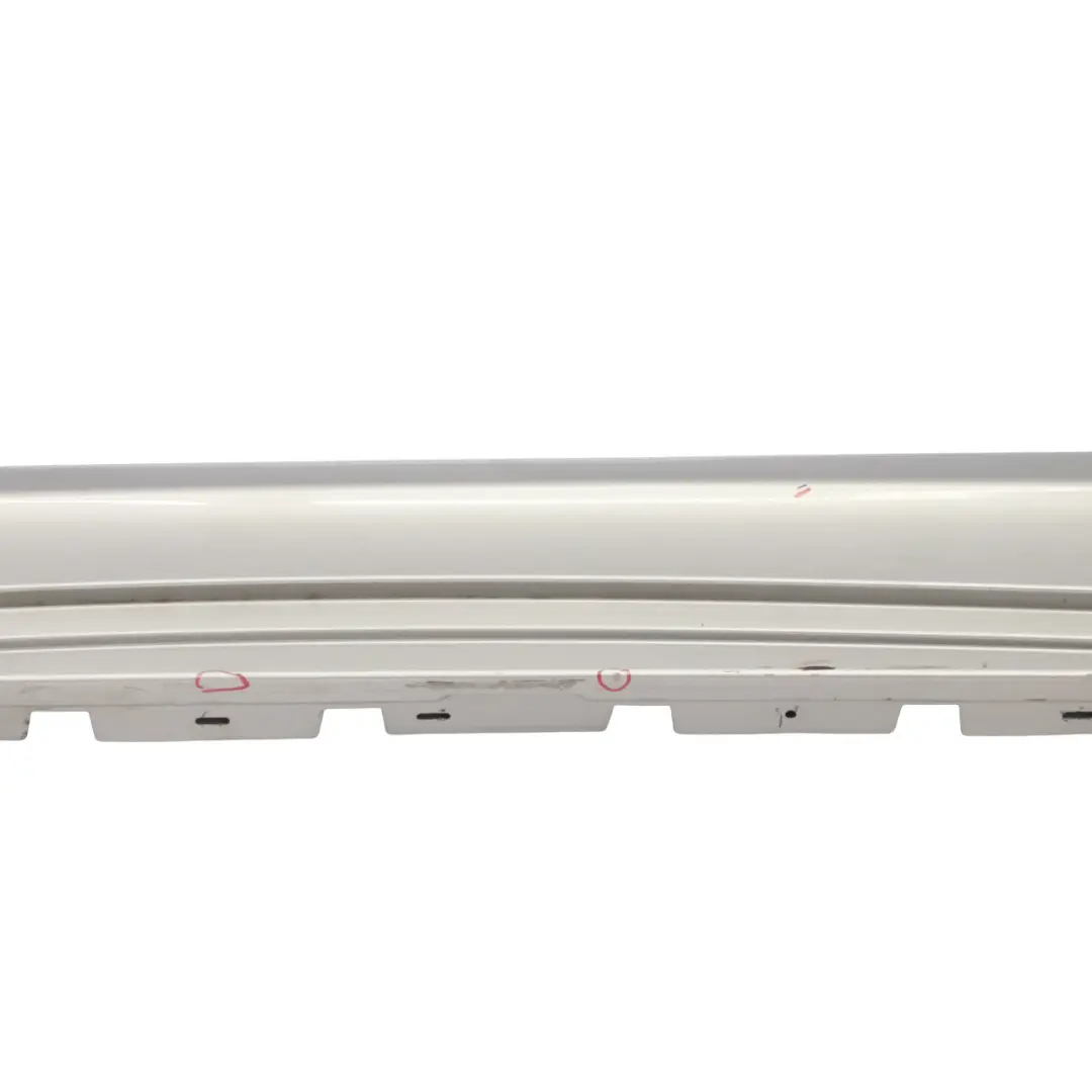 Striscia davanzale Gonna laterale destra Kaschmirsilber A72 per BMW E81 E88 con numero di parte 0036142 BMW E81 E88 Striscia davanzale Gonna laterale destra Kaschmirsilber A72 - SKU 0036142-KAS3 - Numero di parte 0036142