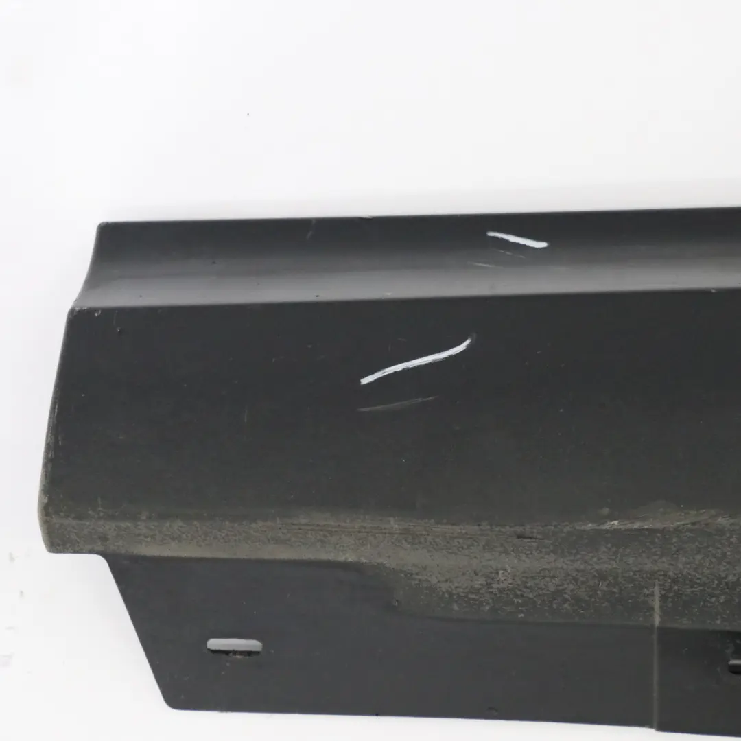 Striscia davanzale Gonna laterale sinistra Black Sapphire - 475 per BMW E90 E91 LCI con numero di parte 0037059 BMW E90 E91 LCI Striscia davanzale Gonna laterale sinistra Black Sapphire - 475 - SKU 0037059-BS - Numero di parte 0037059