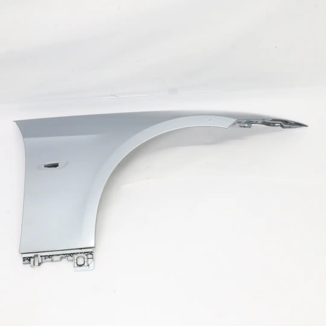 Wing Fender Panel Delantero Lado Derecho Bluewater Metallic - 896 para BMW E92 E93 con número de pieza 2155922 BMW E92 E93 Wing Fender Panel Delantero Lado Derecho Bluewater Metallic - 896 - SKU 2155922-WB1 - Número de pieza 2155922