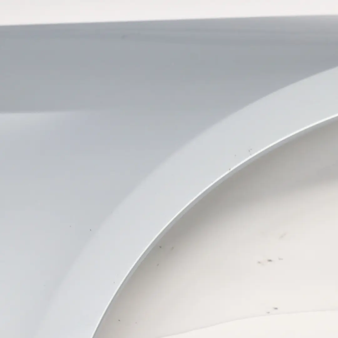 Parafango anteriore destro Bluewater Metallic - 896 per BMW E92 E93 con numero di parte 2155922 BMW E92 E93 Parafango anteriore destro Bluewater Metallic - 896 - SKU 2155922-WB1 - Numero di parte 2155922