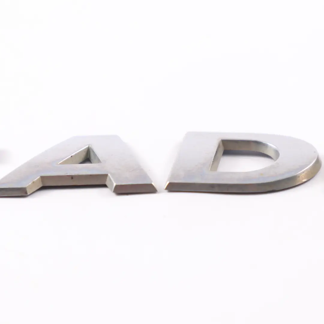 Emblema Lettering Trasero Caddy Trunk para Volkswagen Caddy Maxi Tailgate con número de pieza 2K5853687 Volkswagen Caddy Maxi Tailgate Emblema Lettering Trasero Caddy Trunk - SKU 2K5853687 - Número de pieza 2K5853687